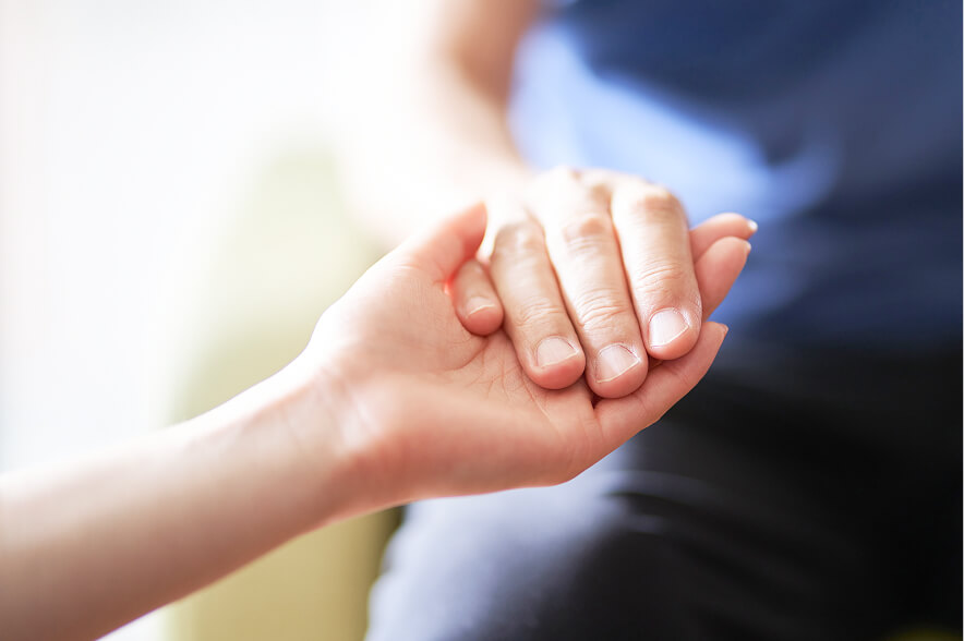 手を取り合う様子